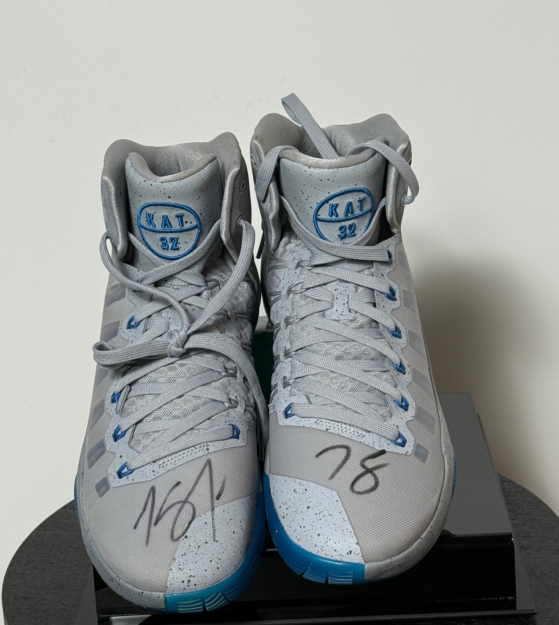 Paire de Chaussures signée par Karl Anthony Towns certifiee par JSA authentic-signatures