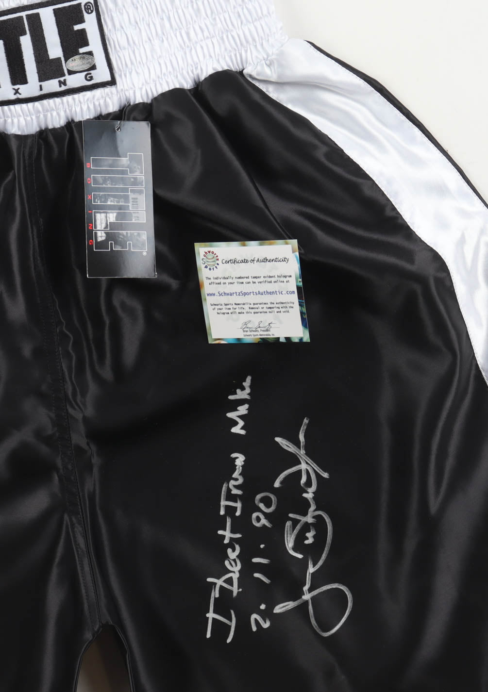 "I DEFEAT IRON MIKE 2-11-90" Shorts signé par James"Buster"Dougles et certifié par Schwartz authentic-signatures