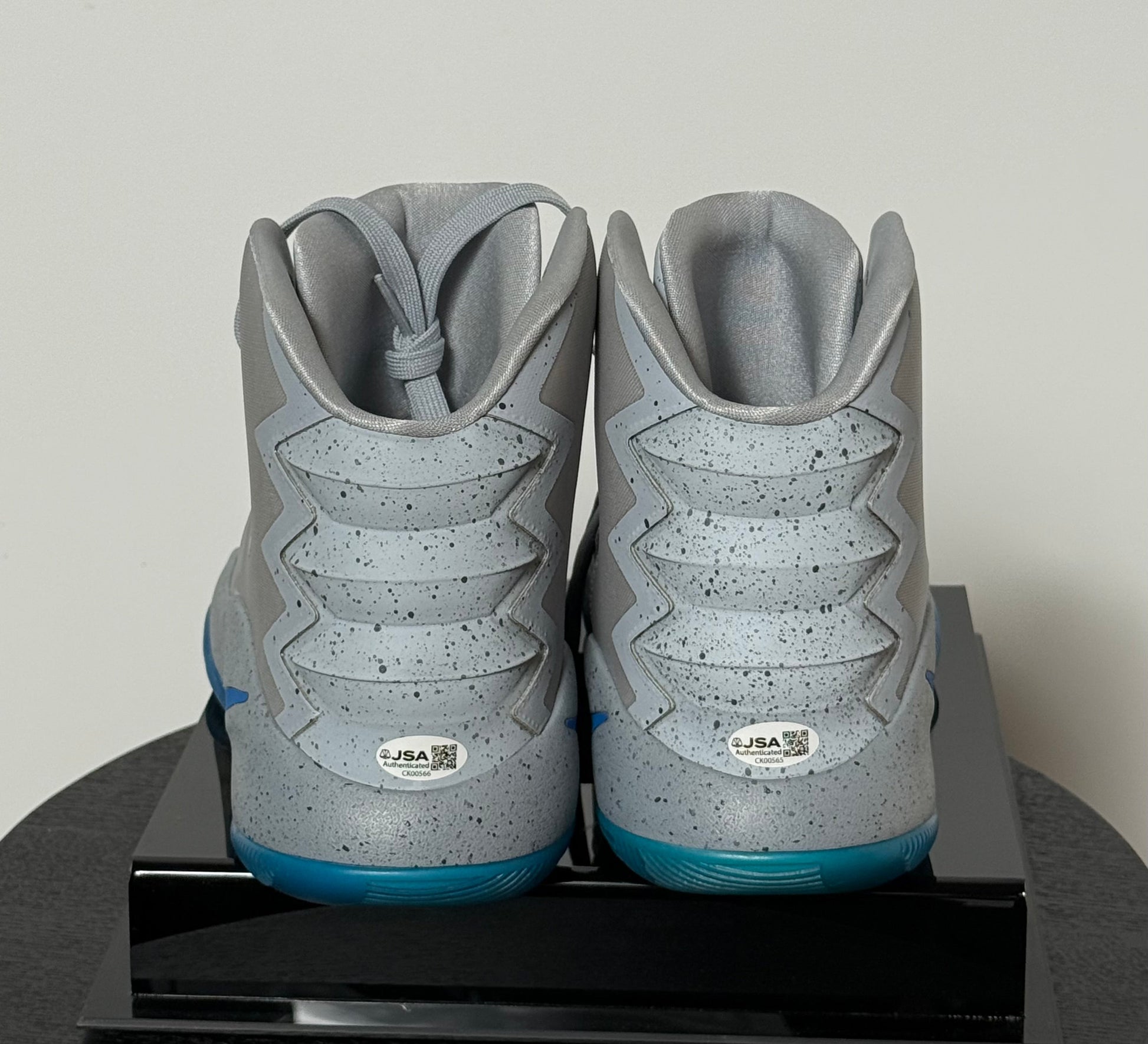 Paire de Chaussures signée par Karl Anthony Towns certifiee par JSA authentic-signatures