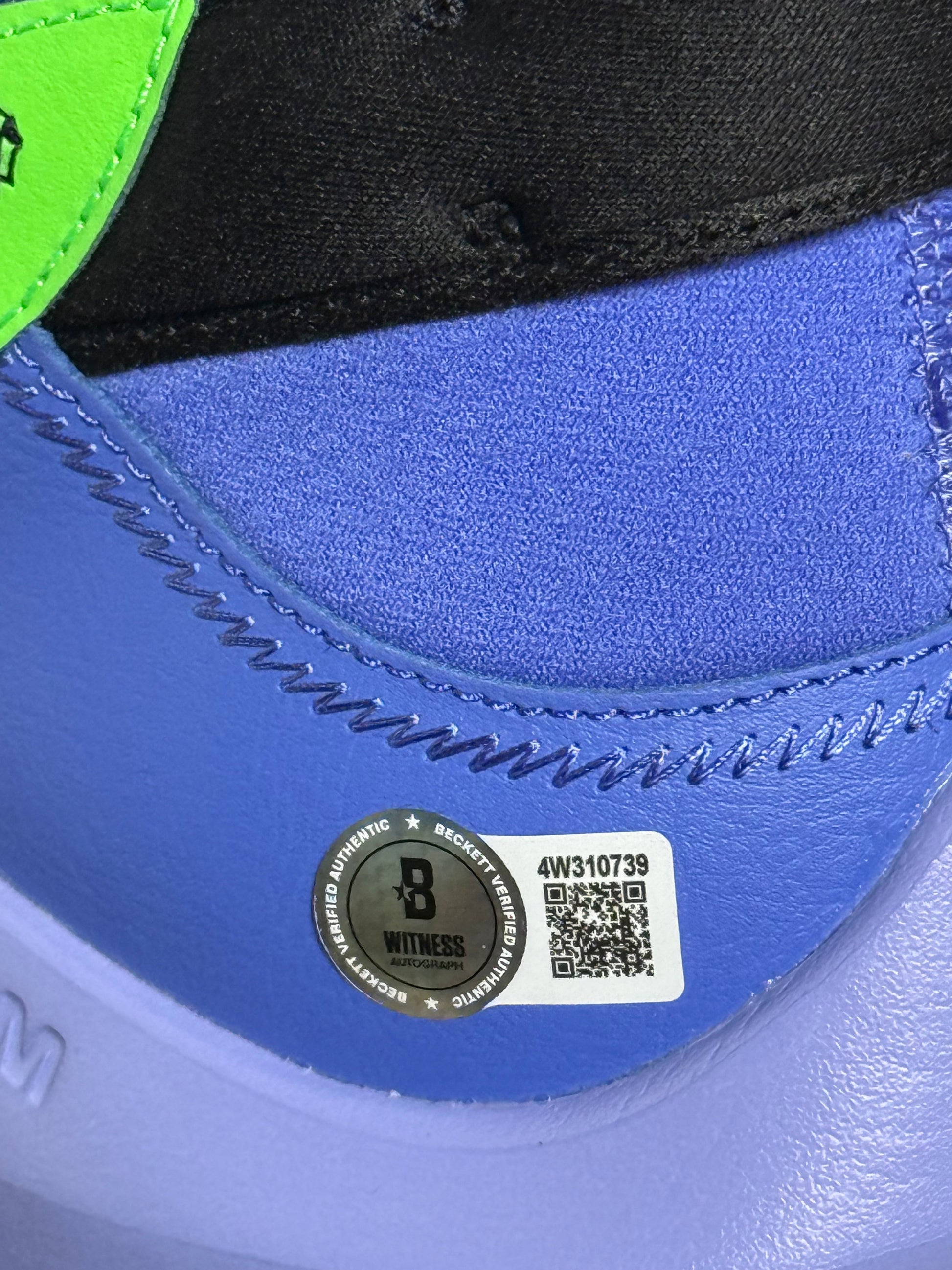 Chaussure Droite signee par Giannis Antetokounmpo certifiee par Beckett authentic-signatures