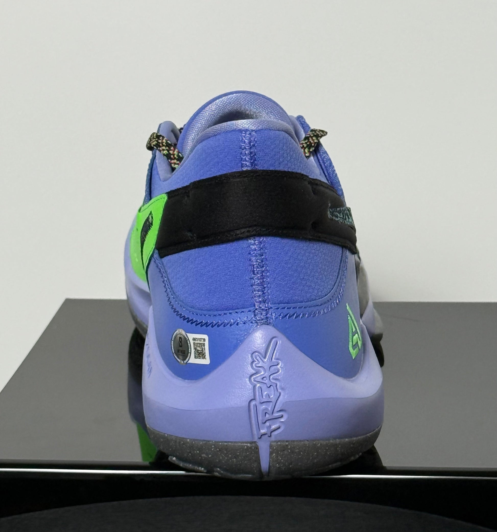 Chaussure Droite signee par Giannis Antetokounmpo certifiee par Beckett authentic-signatures
