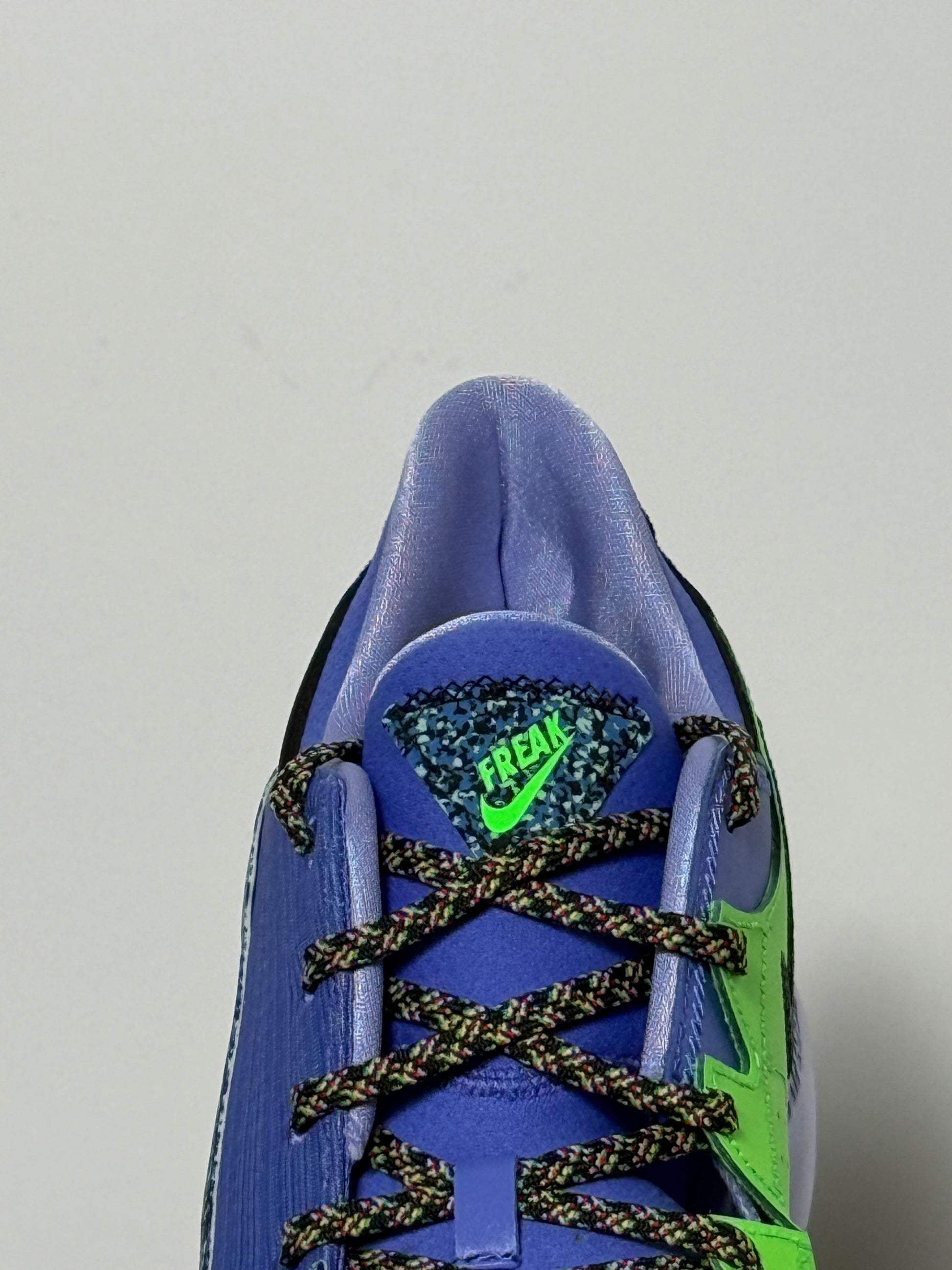 Chaussure Droite signee par Giannis Antetokounmpo certifiee par Beckett authentic-signatures