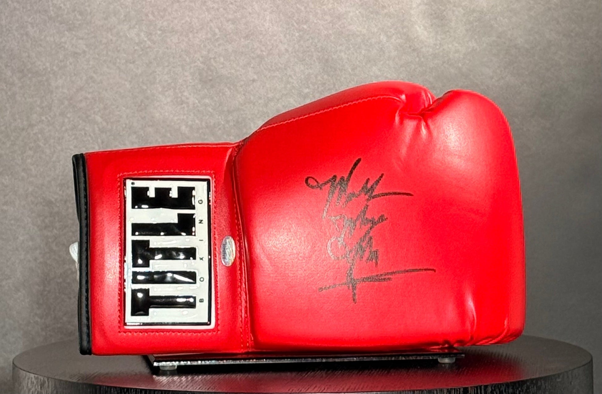 Authentique Gant de boxe Droit TITLE signe par Marion Sterling et certifie par Schwartz authentic-signatures