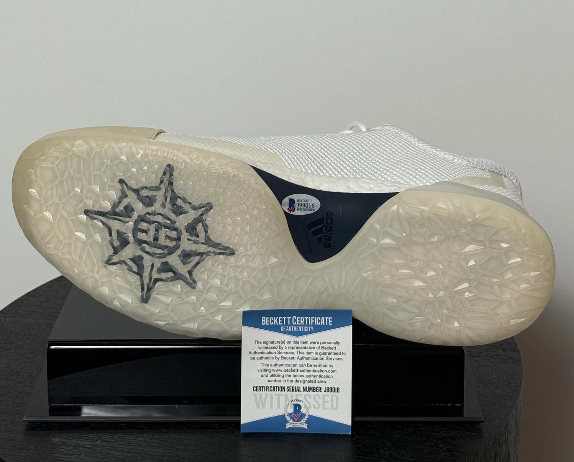 Chaussure Droite signee par James Harden et certifiee par Beckett authentic-signatures