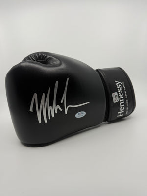 Mike Tyson, gant Hennessy Boxing Glove avec présentoir et plaque Career Highlights signé, certifié par Mike Tyson Hologram