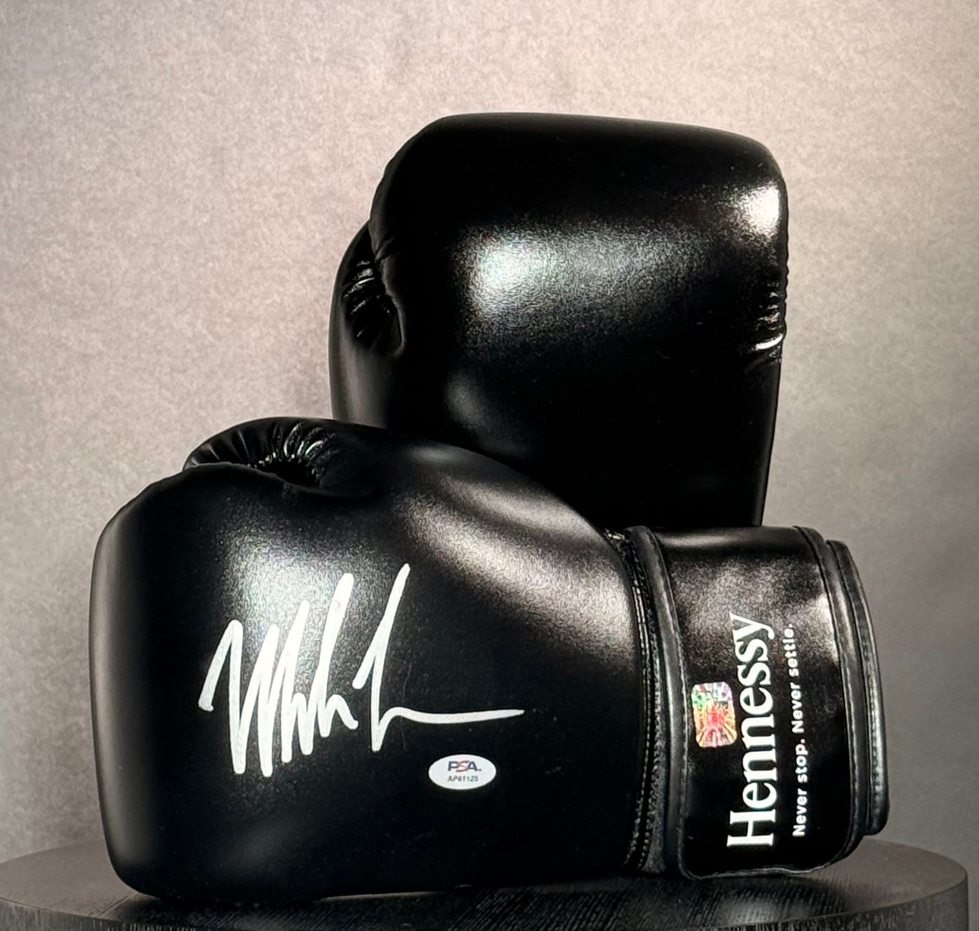 Authentique Paire de Gants de boxe Hennessy  signe par Mike Tyson et certifie par PSA et Mike Tyson authentic-signatures
