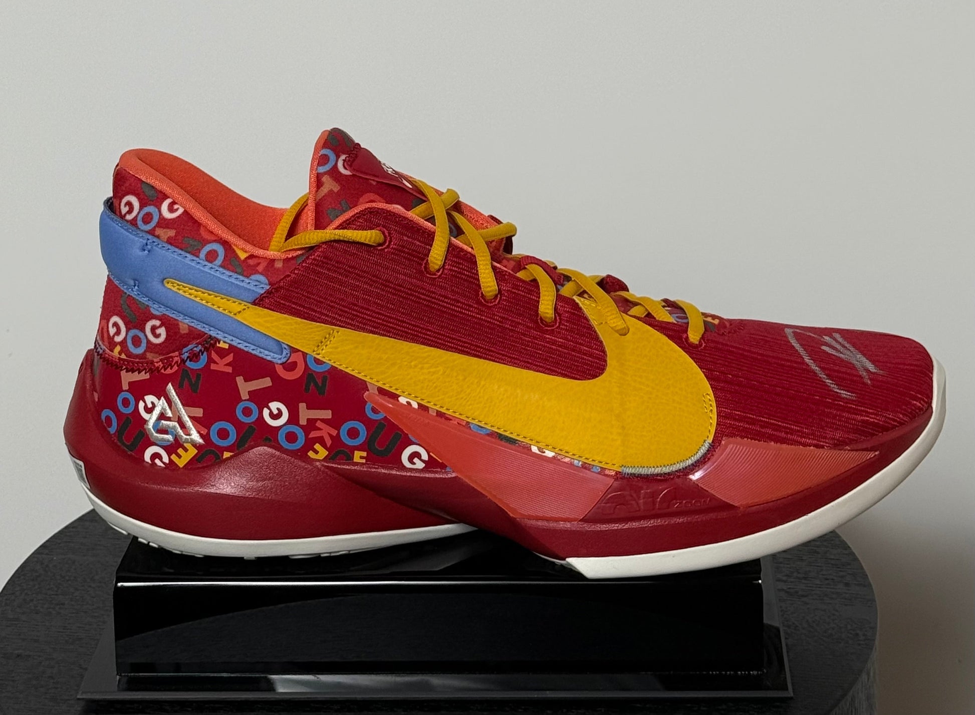 Chaussure Droite signee par Giannis Antetokounmpo certifiee par Beckett authentic-signatures