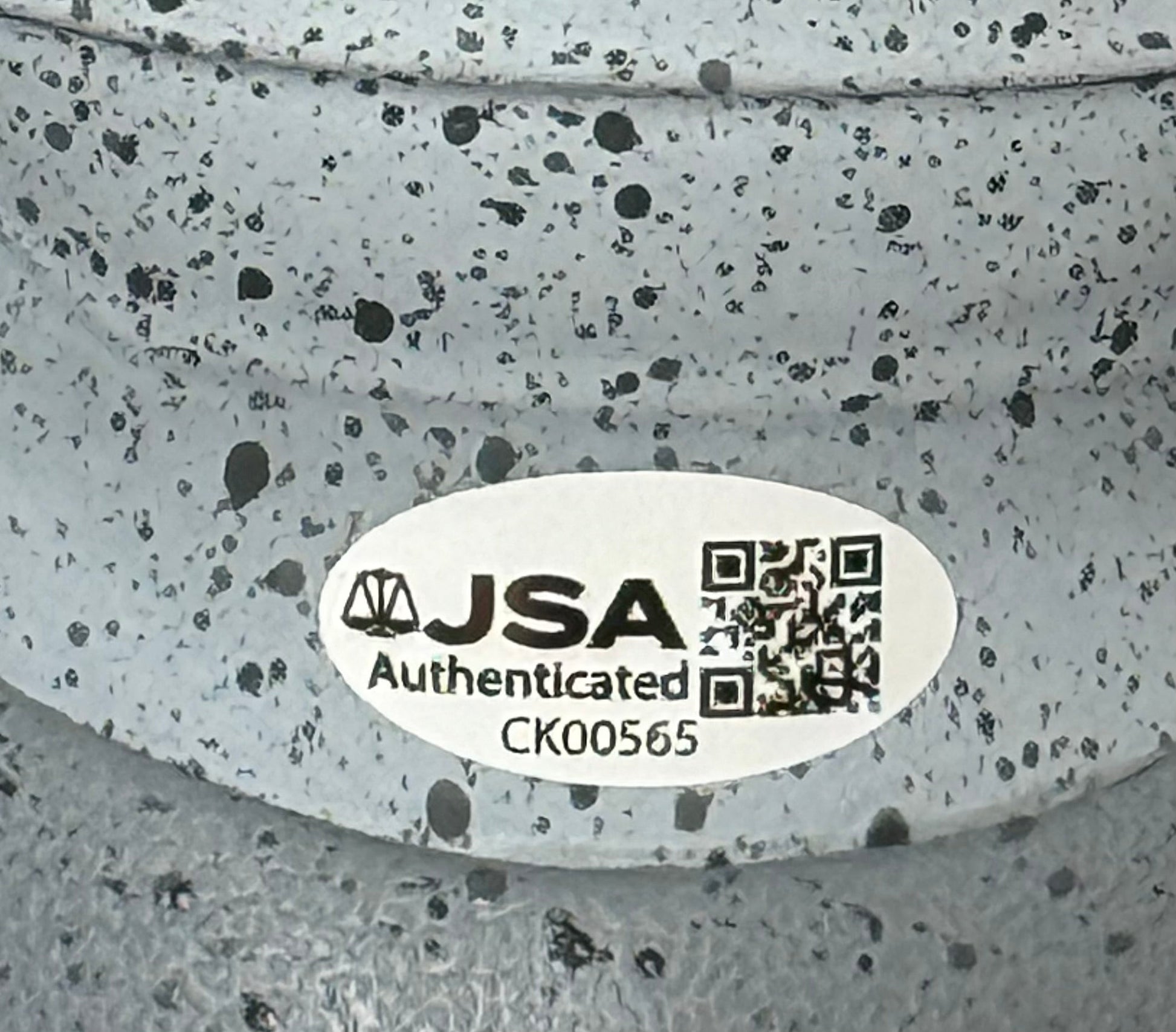 Paire de Chaussures signée par Karl Anthony Towns certifiee par JSA authentic-signatures