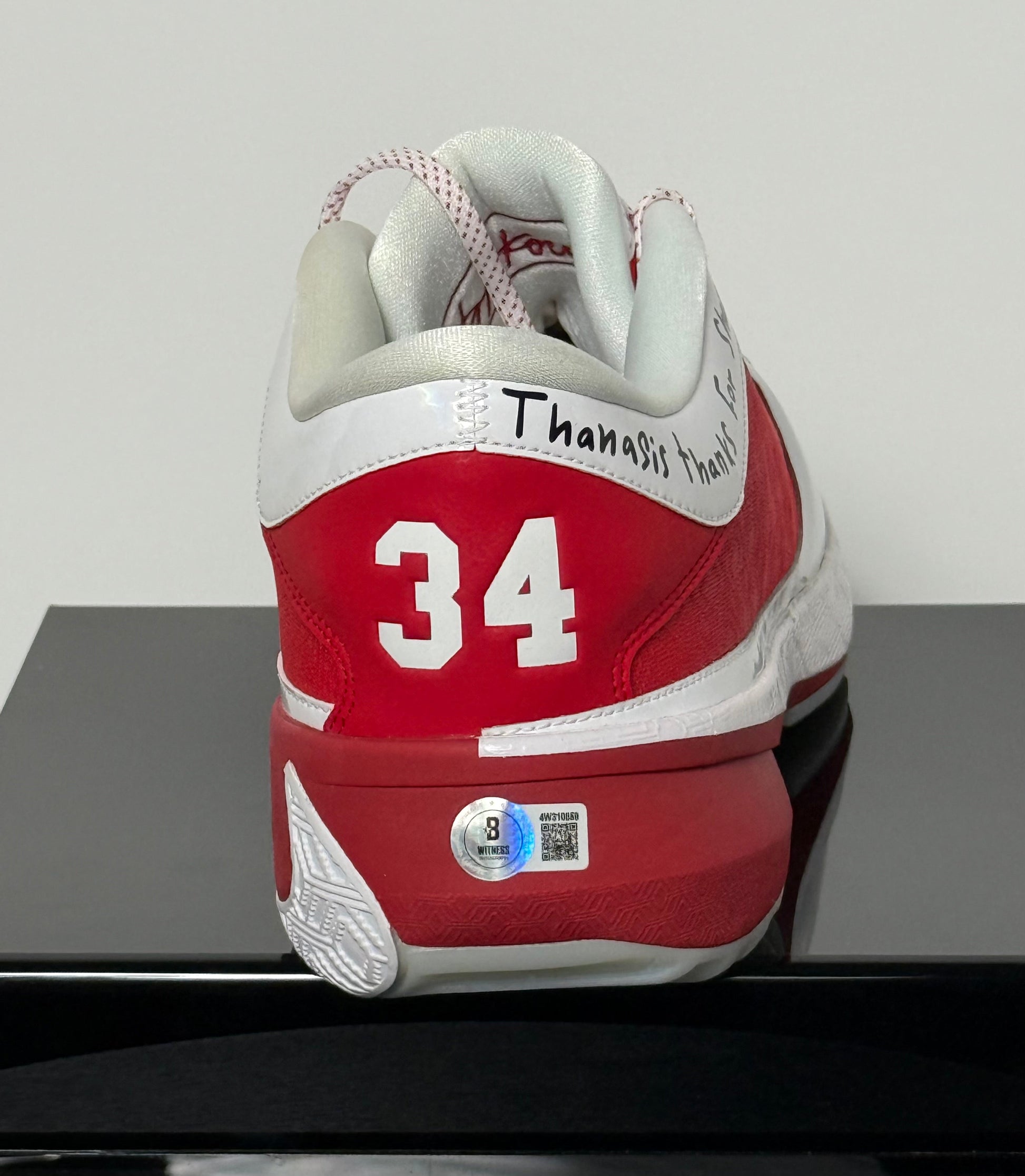 Chaussure Droite signee par Giannis Antetokounmpo certifiee par Beckett authentic-signatures