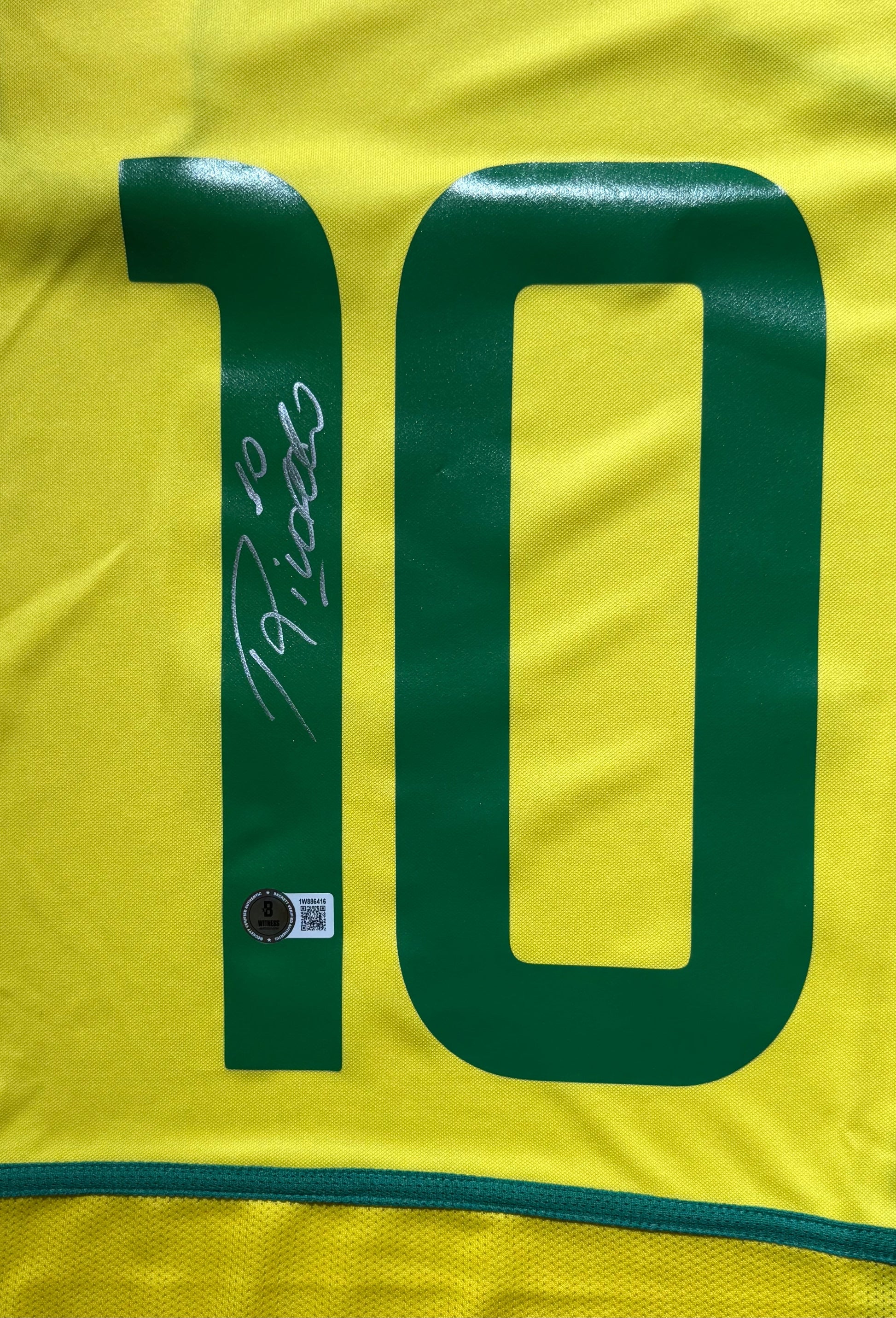 Maillot Domicile Equipe du Bresil Edition Coupe du Monde 2002 signe par Rivaldo Ferreira et certifie par Beckett authentic-signatures