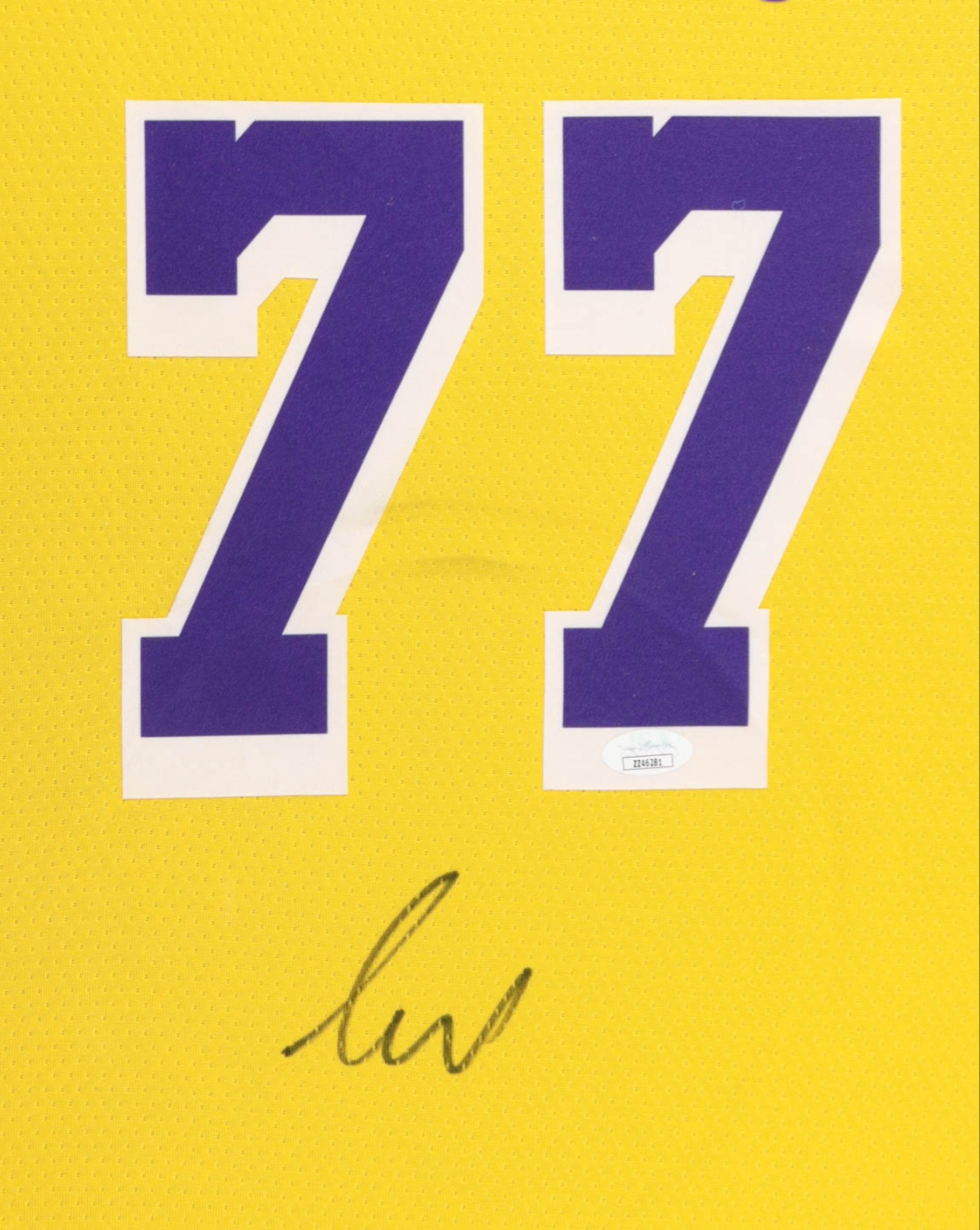 Cadre Maillot Authentique des Los Angeles Lakers  signe par Luka Doncic et certifie par JSA authentic-signatures