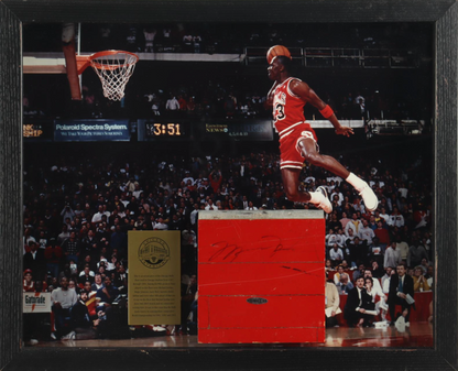 Piece de La Raquette du Chicago Stadium signee par Michael Jordan er certifiee par Upper Deck authentic-signatures
