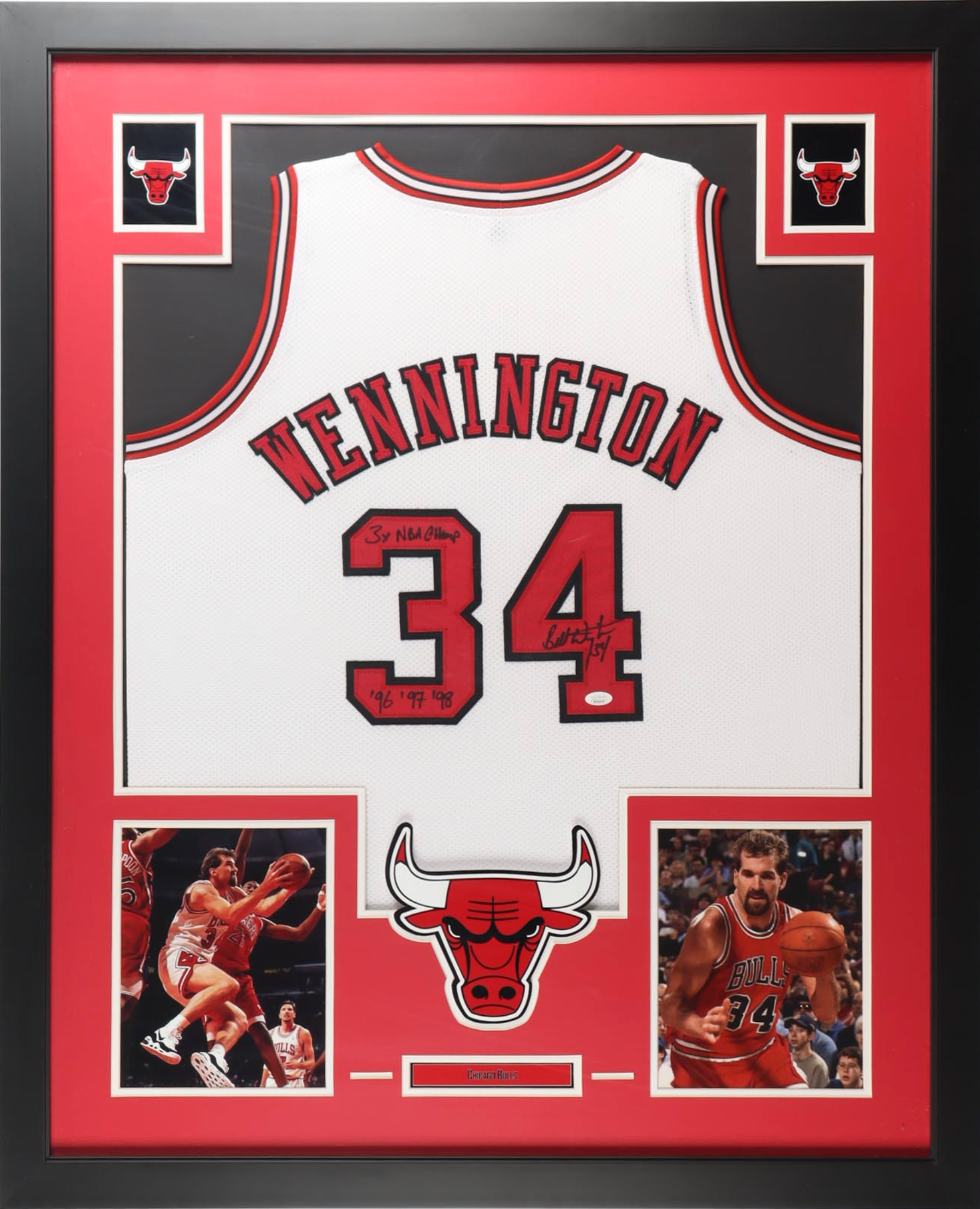 Cadre Maillot"3x NBA Champ '96 '97' '98"authentique des Chicago Bulls signe par Bill Wennington certifie par JSA authentic-signatures