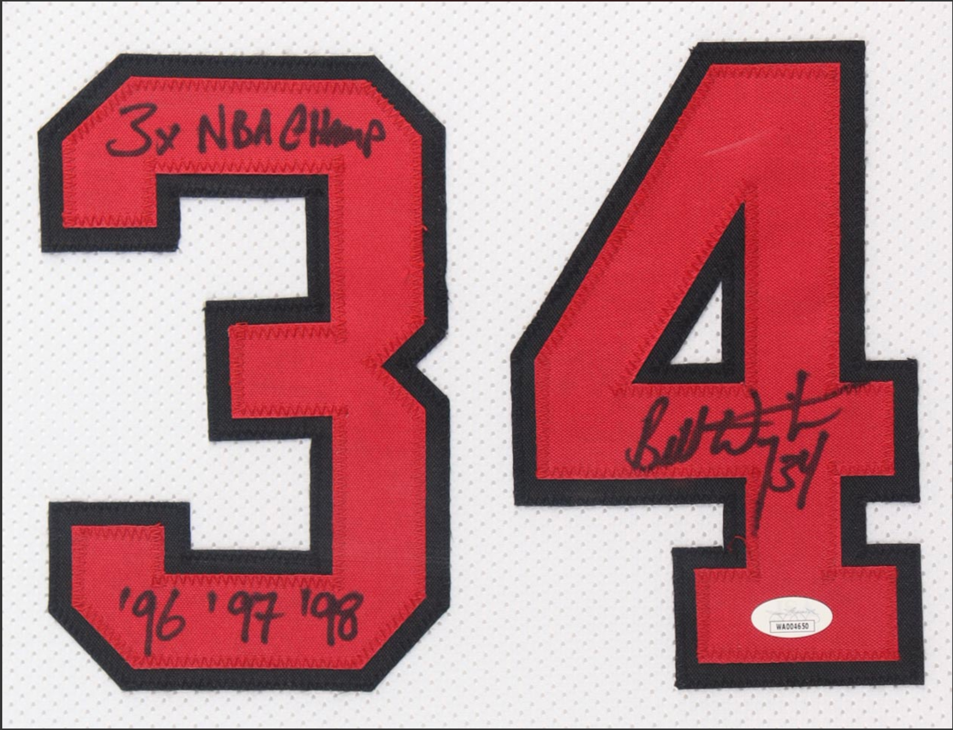 Cadre Maillot"3x NBA Champ '96 '97' '98"authentique des Chicago Bulls signe par Bill Wennington certifie par JSA authentic-signatures