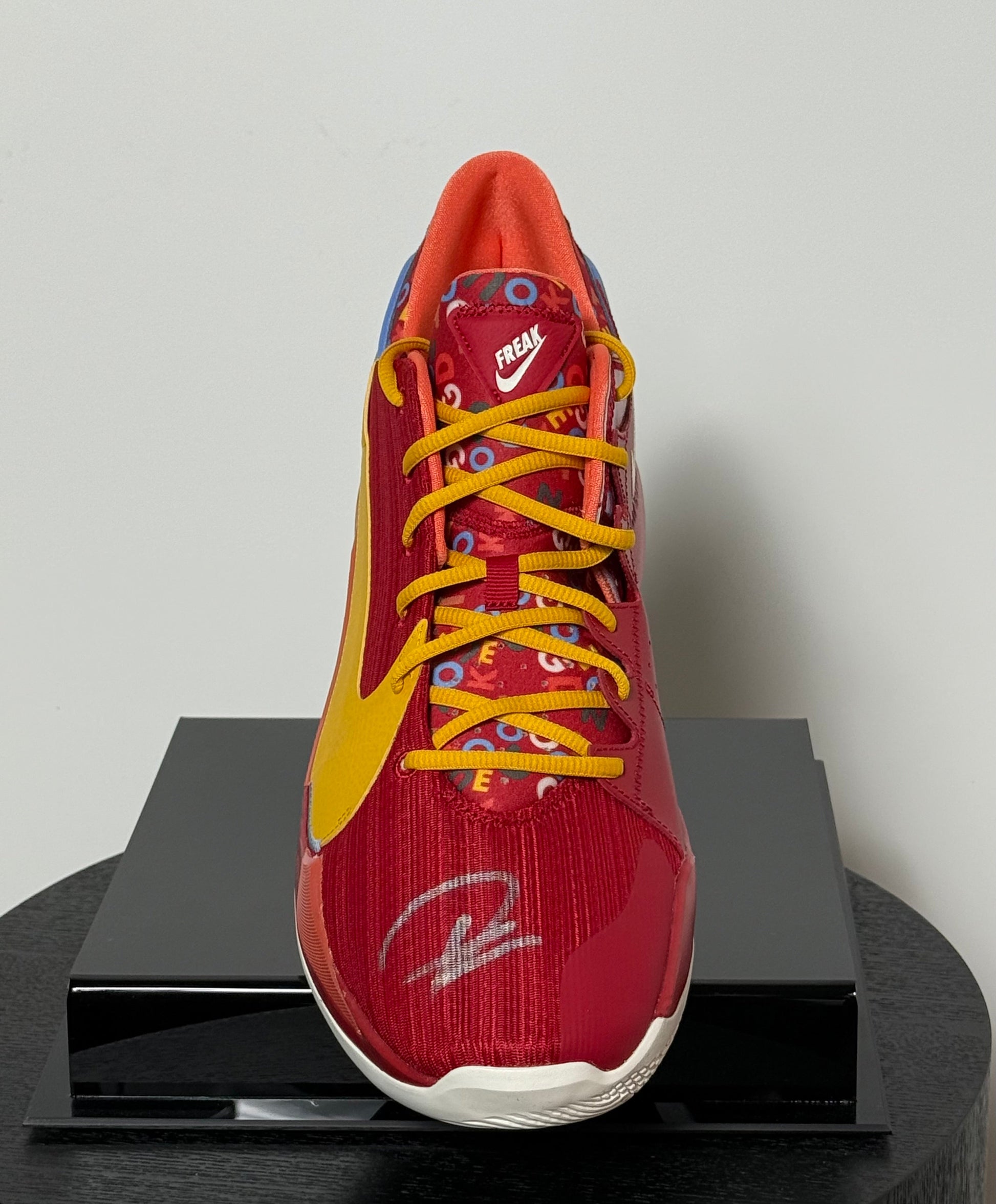Chaussure Droite signee par Giannis Antetokounmpo certifiee par Beckett authentic-signatures