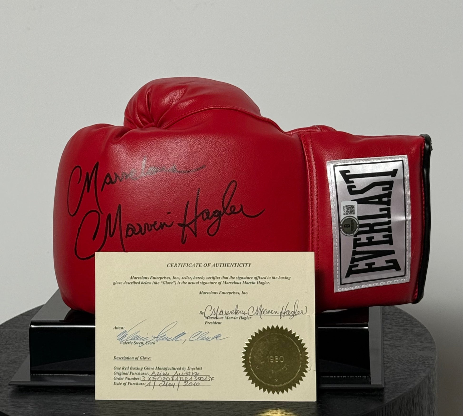 "Marvelous" Marvin Hagler Signed Everlast Boxing Glove With Display Case Certified by Beckett authentic-signatures