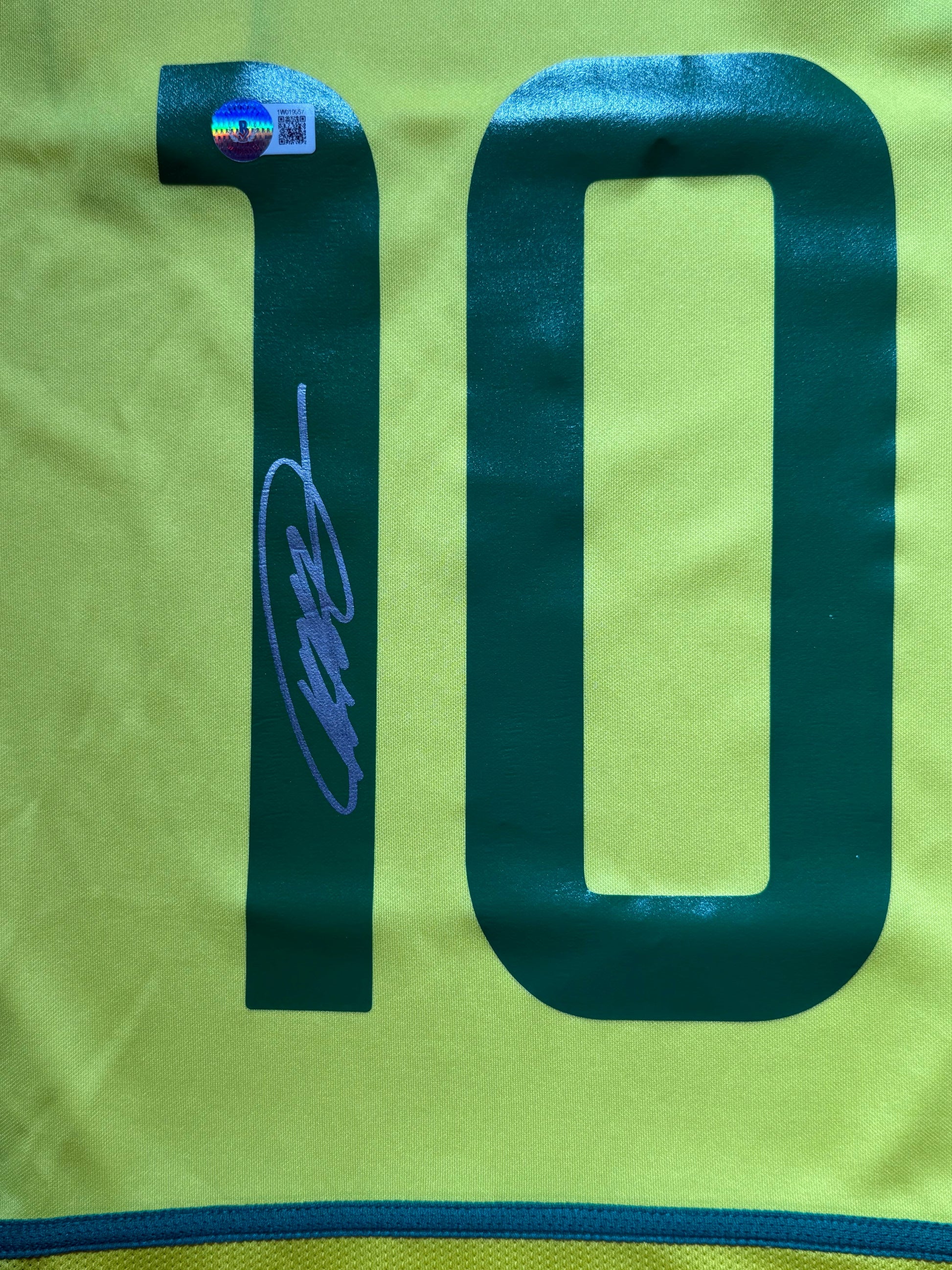 Maillot Domicile Equipe de du Bresil Edition Coupe du Monde 2006 signe par KAKA  et certifie par Beckett authentic-signatures