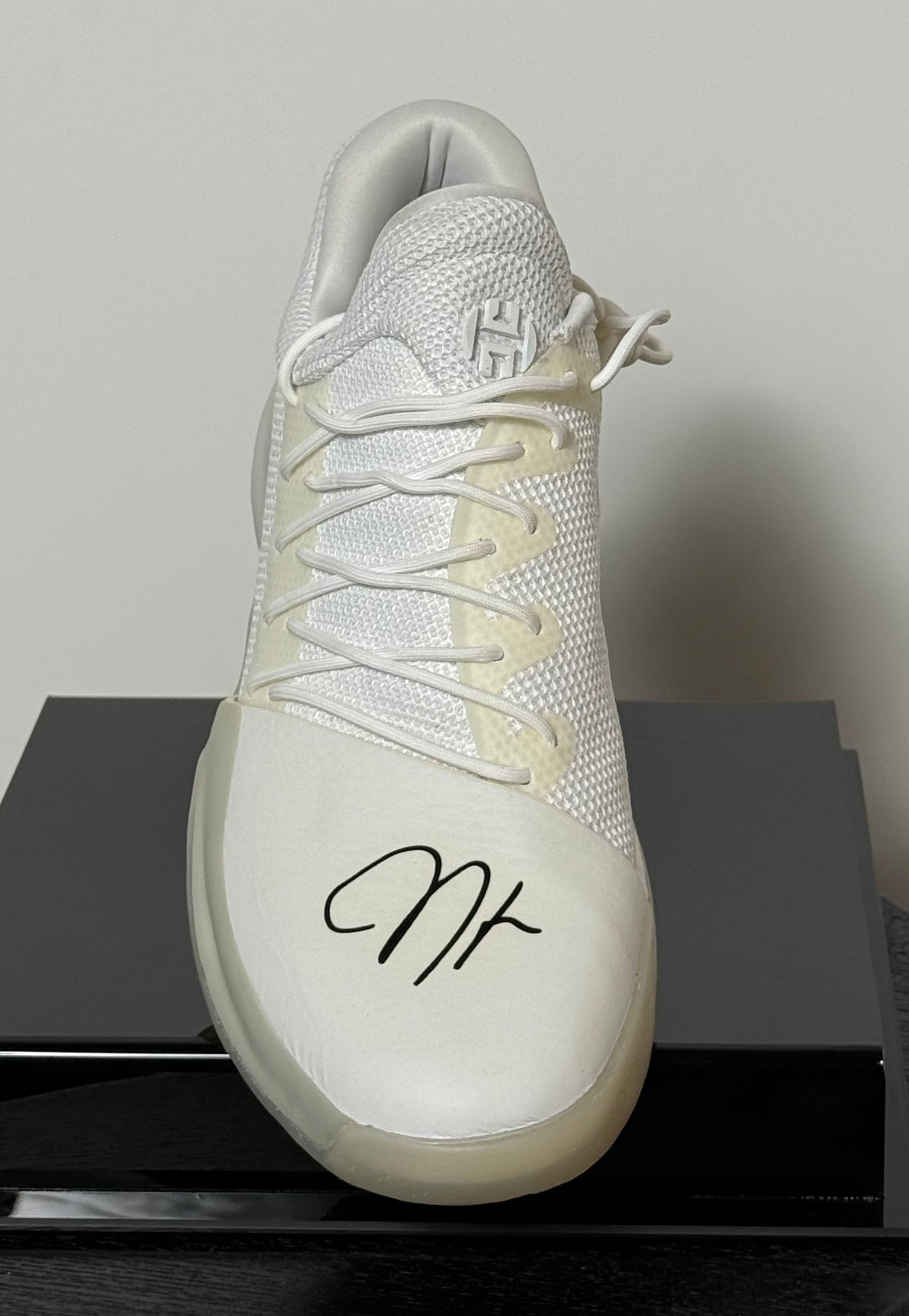 Chaussure Droite signee par James Harden et certifiee par Beckett authentic-signatures