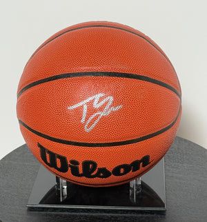 Basketball Authentique signe par Trae Young et certifie par Beckett authentic-signatures