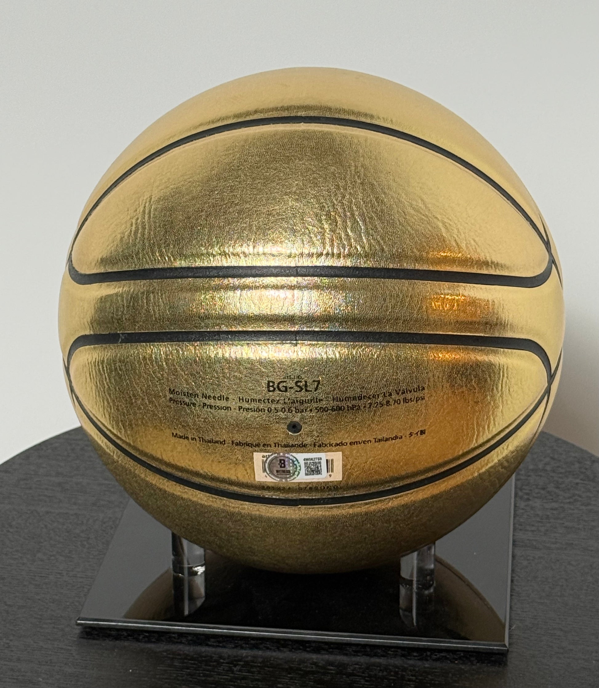 Basketball "Morten Gold" signe par Magic Johnson et certifie par Beckett authentic-signatures