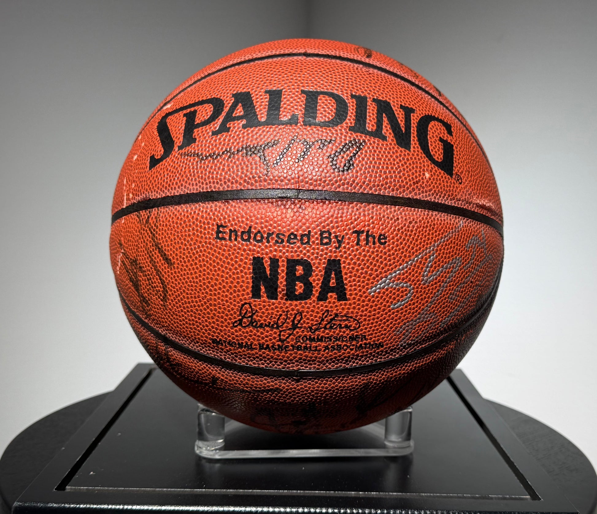 Basketball signe par 17 joueurs saison 1997-98 des Los Angeles Lakers incluant Kobe Bryant,Shaquille O'Neal,certifie par JSA authentic-signatures