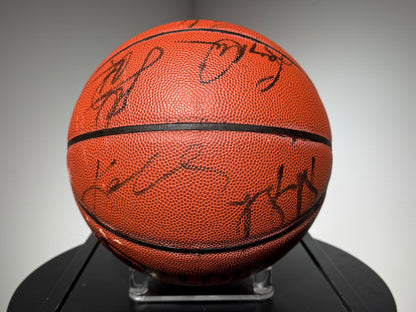 Basketball signe par 17 joueurs saison 1997-98 des Los Angeles Lakers incluant Kobe Bryant,Shaquille O'Neal,certifie par JSA authentic-signatures