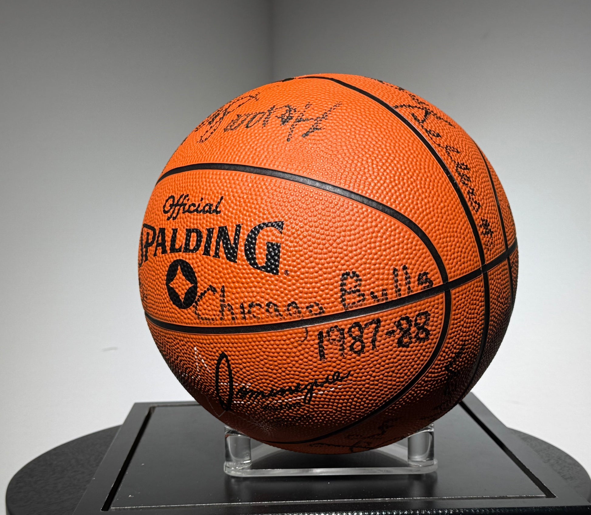 Basketball 1987-88 Authentique Chicago Bulls  signee Par 11 joueurs dont Michael Jordan et Scottie Pippen certifiee par Beckett authentic-signatures