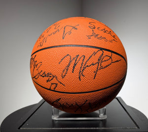 Basketball 1987-88 Authentique Chicago Bulls  signee Par 11 joueurs dont Michael Jordan et Scottie Pippen certifiee par Beckett authentic-signatures