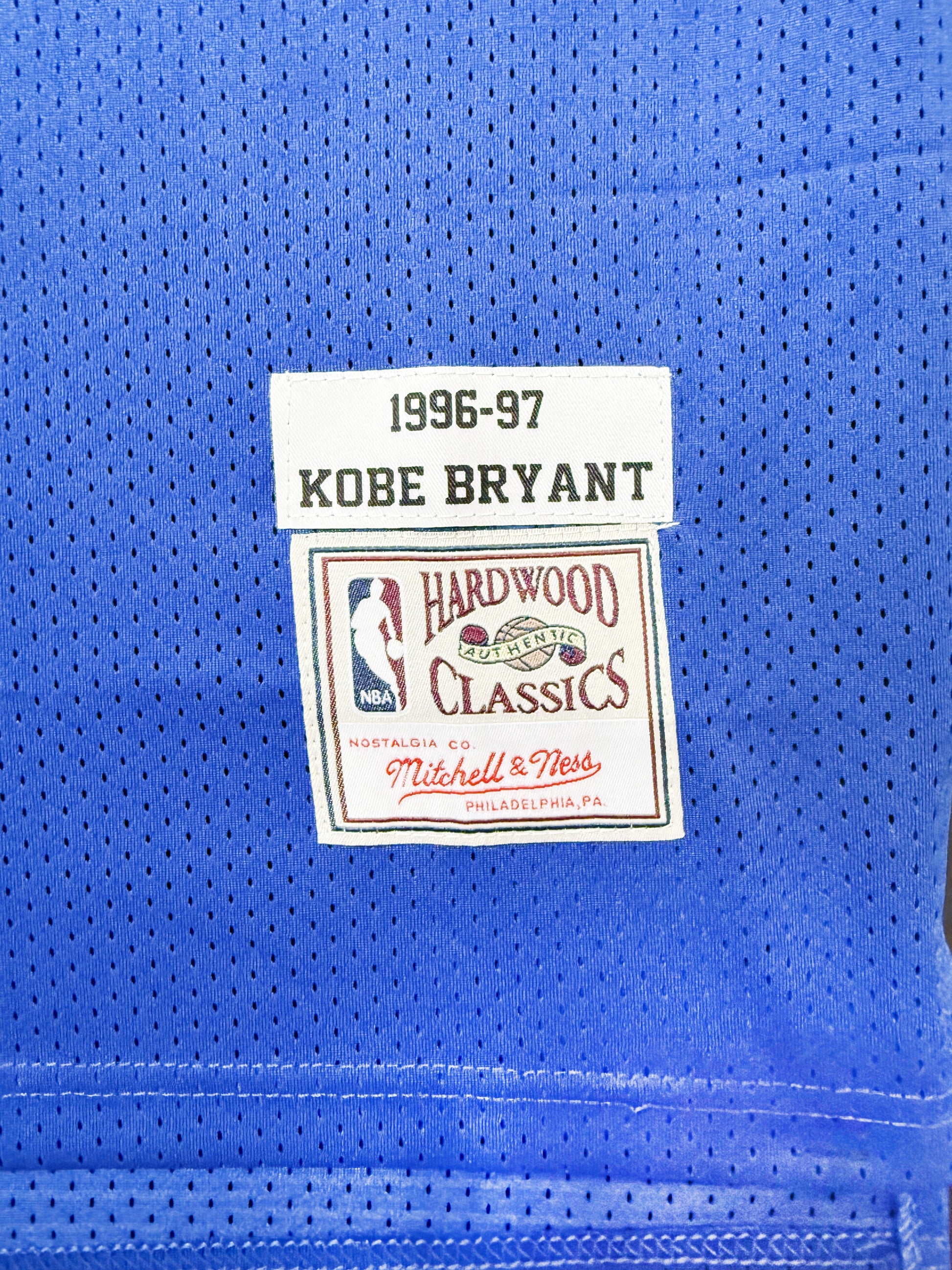 Maillot année de rookie throwback  du maillot alternatif bleu des Los Angeles Lakers signé par Kobe Bryant et certifié par PSA authentic-signatures