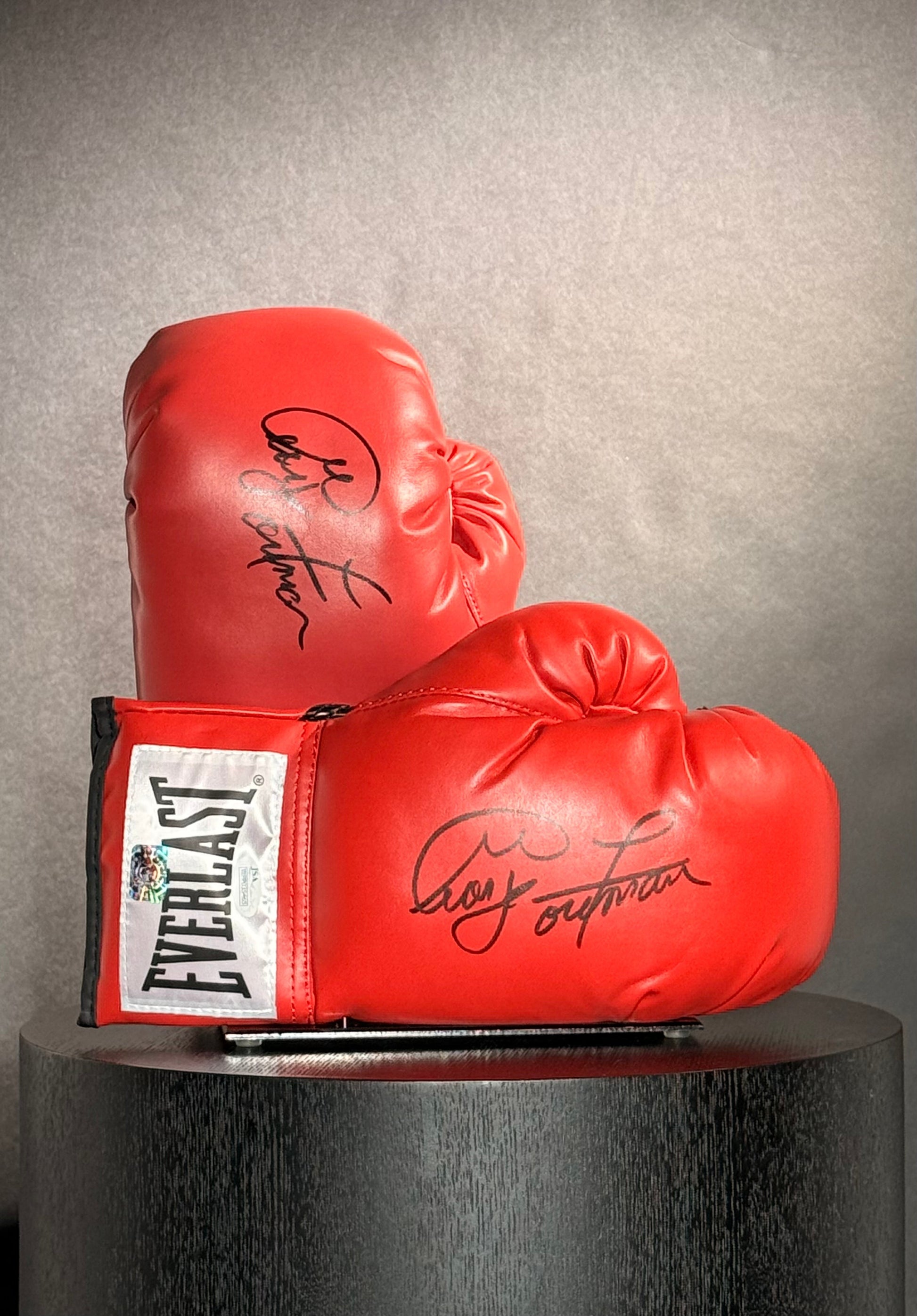 Paire de Gants de Boxe signee par George Foreman et certifiee par BECKETT et JSA et FOREMAN Hologram authentic-signatures