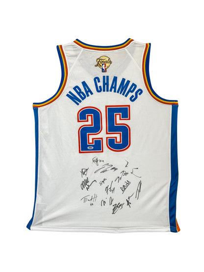 Maillot Authentique Domicile  signe "NBA CHAMP 25" tous les joueurs de OKC Thunder certifie par PSA authentic-signatures