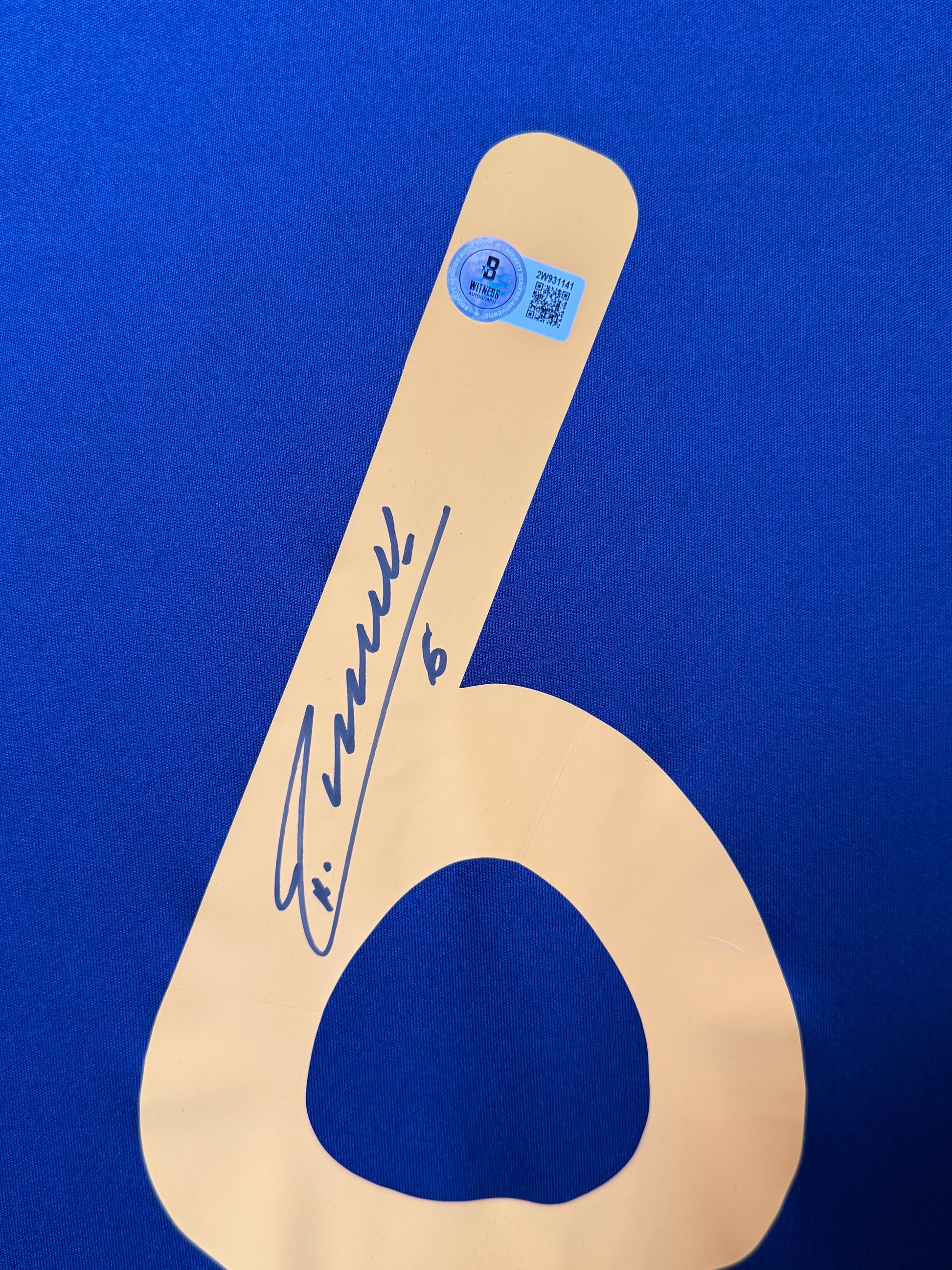 Maillot Exterieur Espagne Edition FINALE Coupe du Monde 2010 Pays-Bas/Espagne  signe par Andres Iniesta et Certifie par Beckett authentic-signatures
