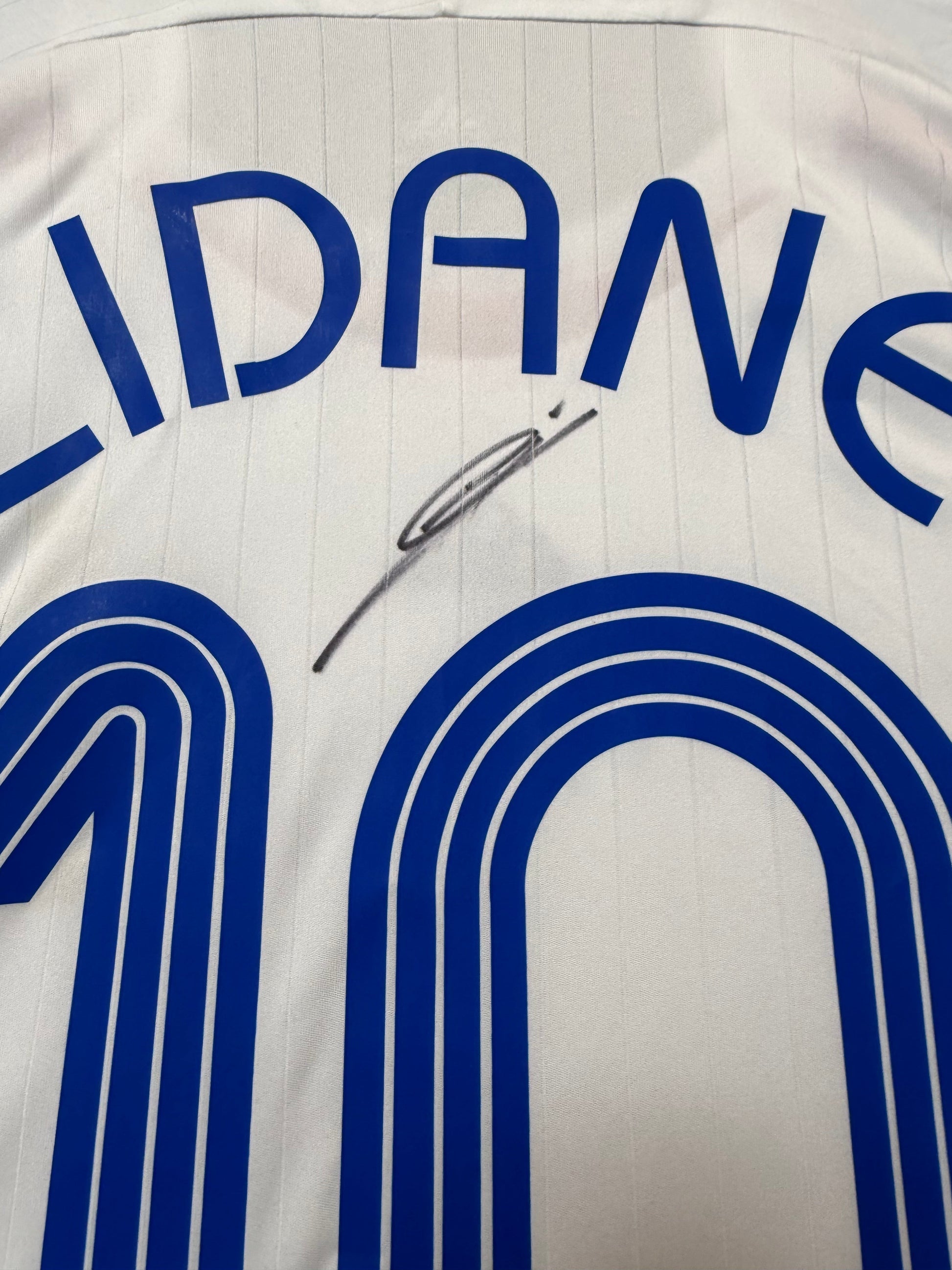 Maillot Equipe de France Exterieur Finale Coupe du Monde FIFA 2006 signe par Zinedine Zidane certifie par JSA authentic-signatures