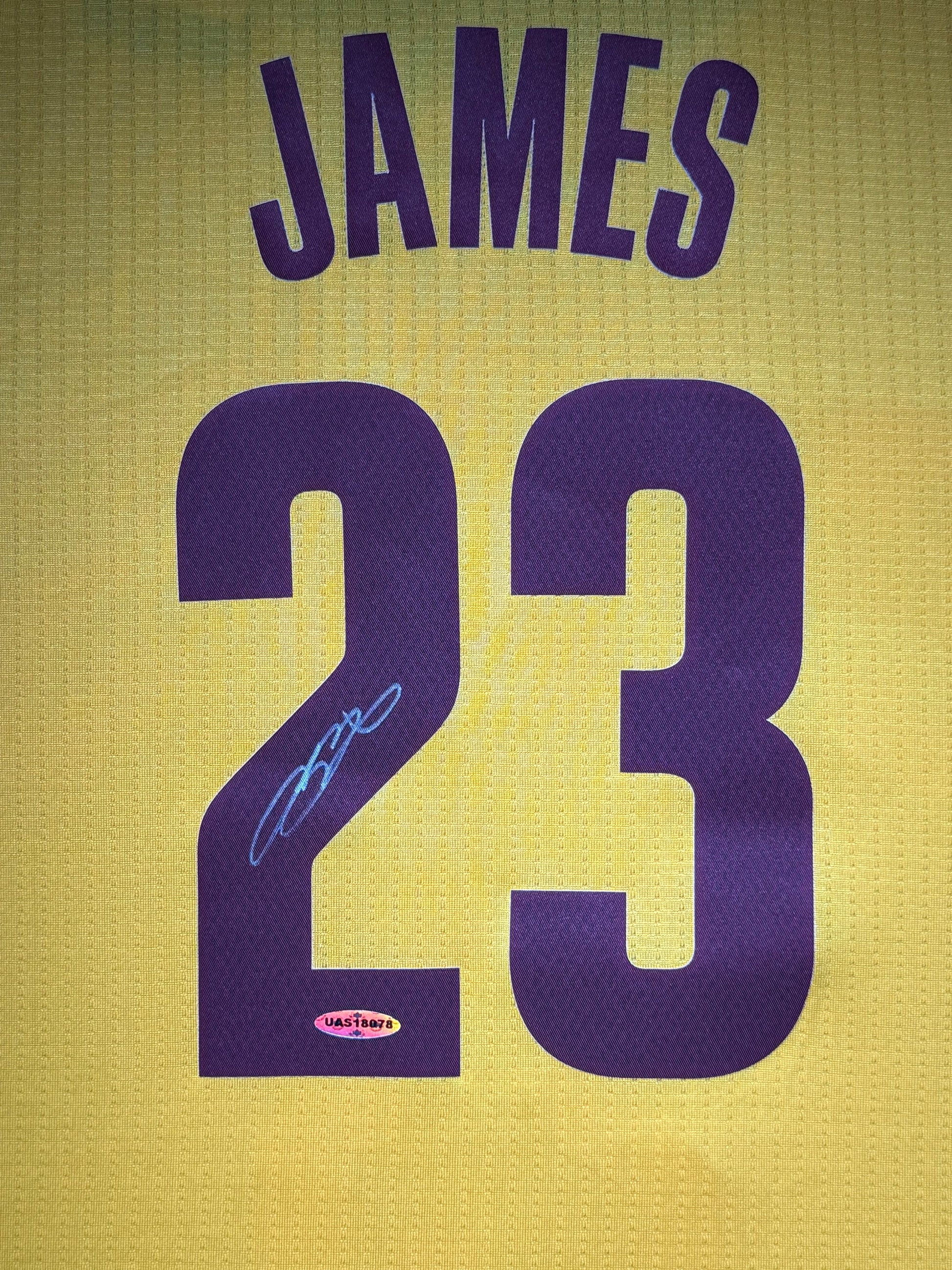 Maillot Authentique Domicile Cleveland Cavaliers signe par Lebron James certifie par Upper Deck authentic-signatures