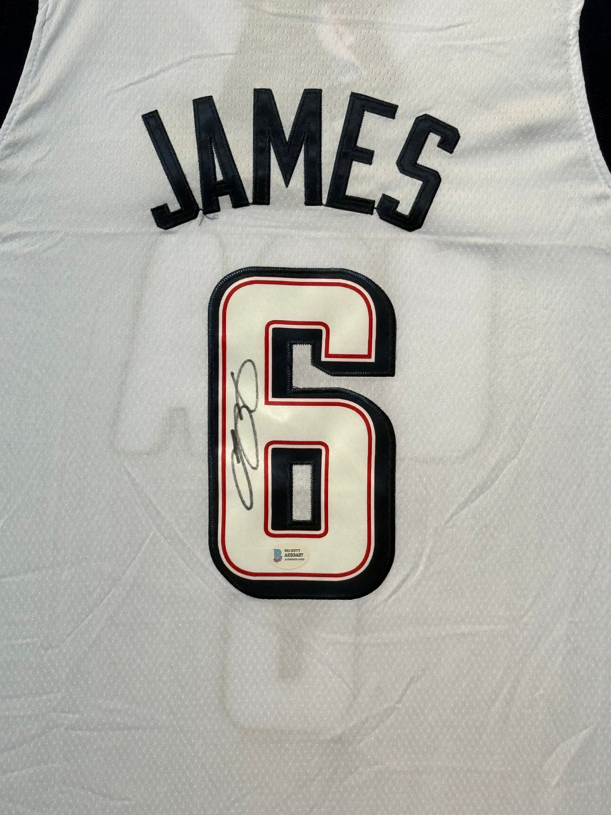 Maillot Authentique TEAM USA OLYMPICS GAME PARIS 2024 signé par LEBRON JAMES et certifié par Beckett authentic-signatures