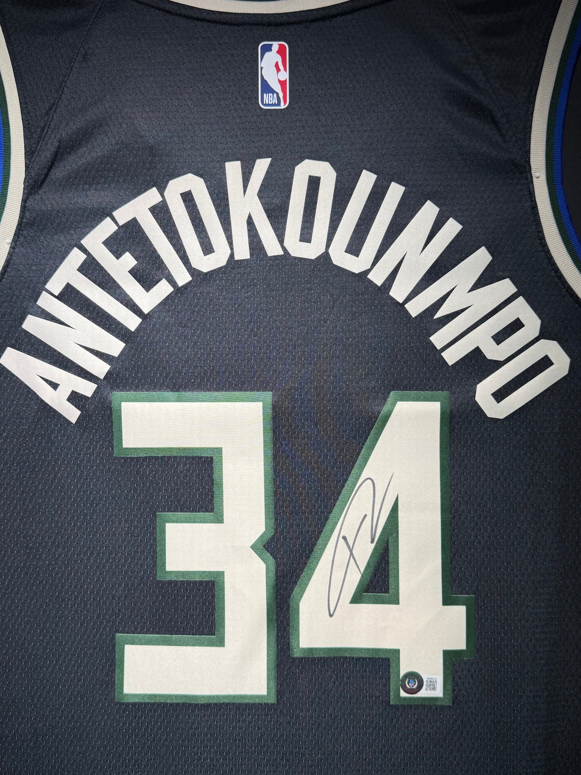 Maillot Authentique Exterieur Milwaukee Bucks signe par Giannis Antetokounmpo et certifie par Beckett authentic-signatures