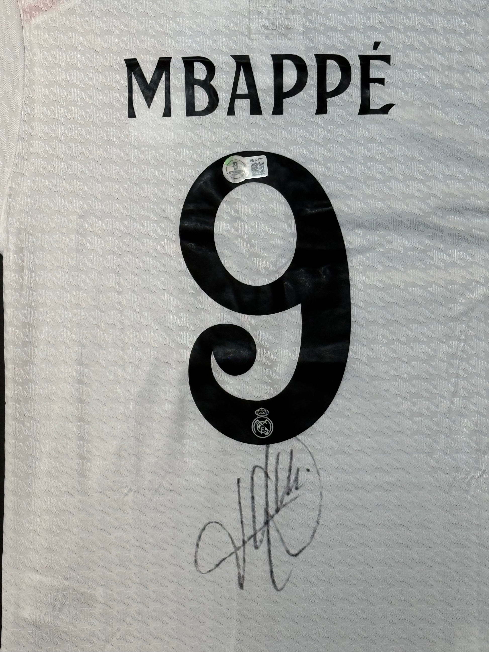 Maillot Authentique Real Madrid signé par Killian Mbappé er certifié par Beckett authentic-signatures