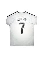 Maillot Domicile Real Madrid CF 2022-24 signe par Vinicius Jr.et Certifie par Beckett authentic-signatures