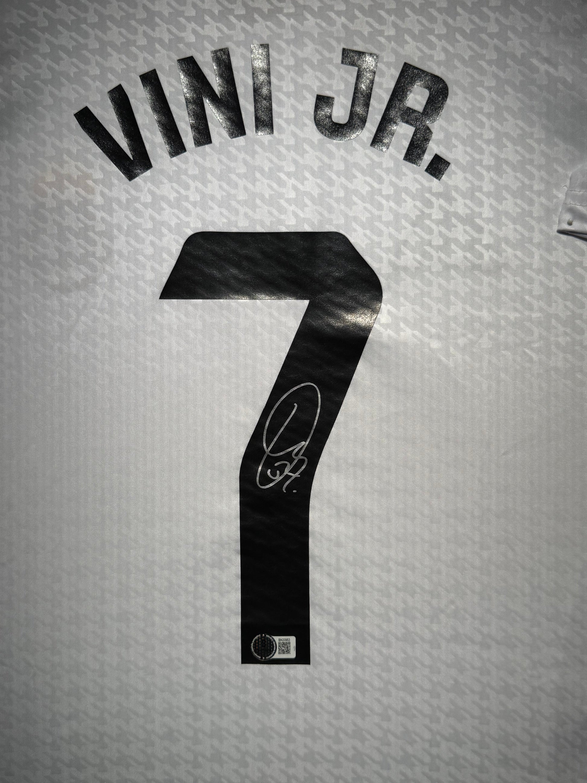 Maillot Domicile Real Madrid CF 2022-24 signe par Vinicius Jr.et Certifie par Beckett authentic-signatures