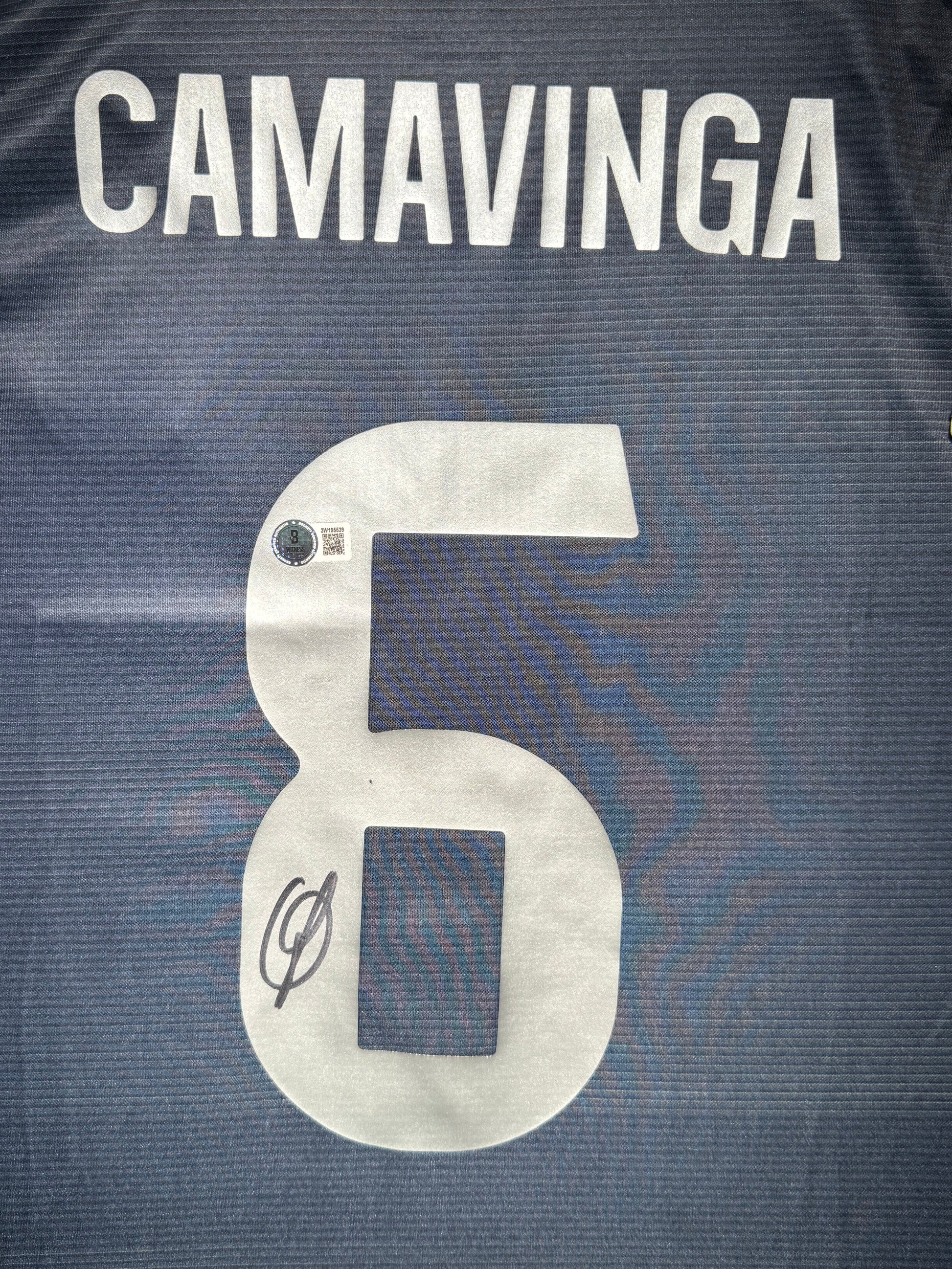 Maillot Exterieur Real Madrid CF 2023-24 signe par Eduardo Camavinga et Certifie par Beckett authentic-signatures