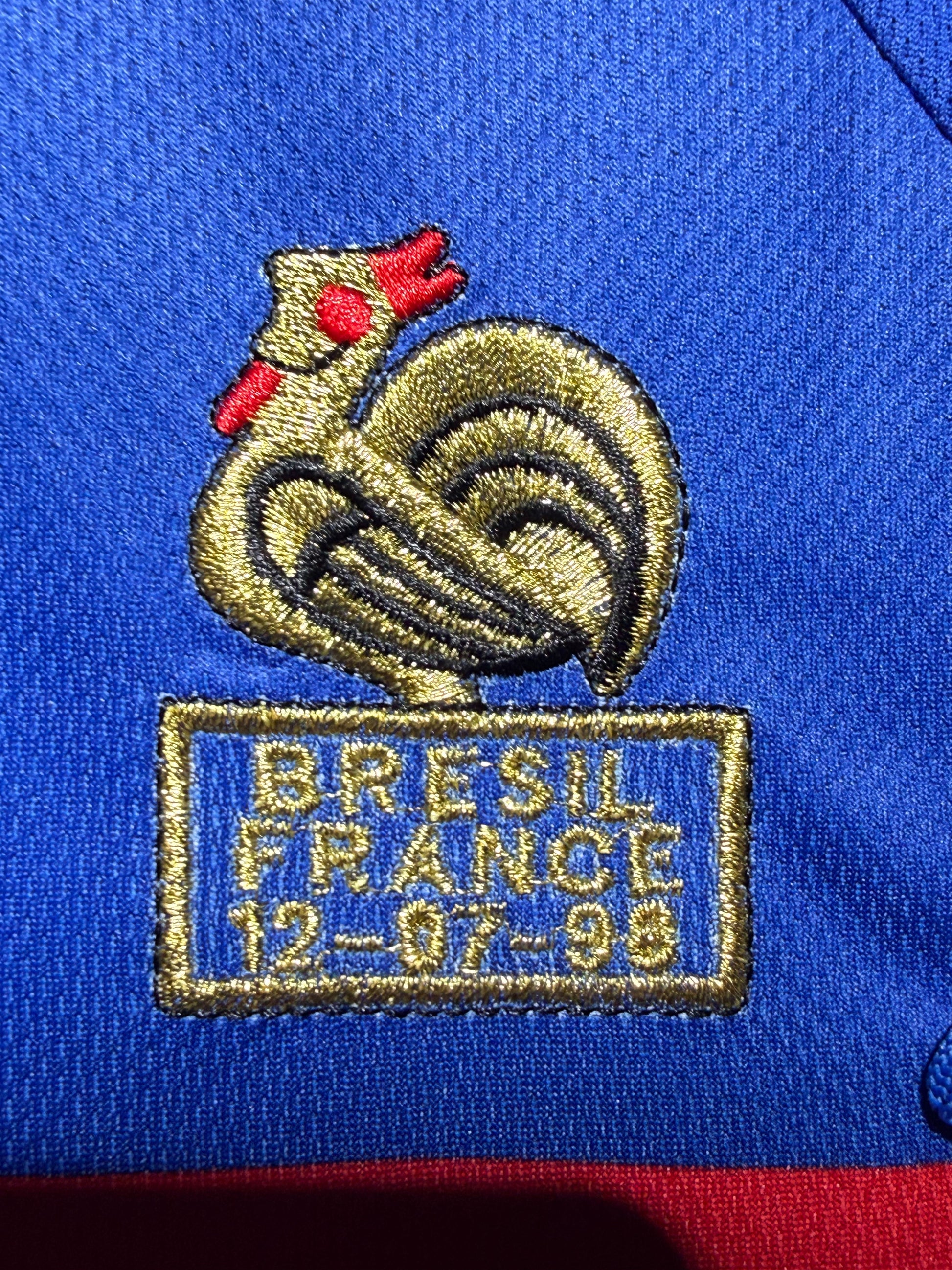Maillot Domicile Equipe de France Edition Coupe du Monde 1998 signe par Patrick Vieira et certifie par Beckett authentic-signatures