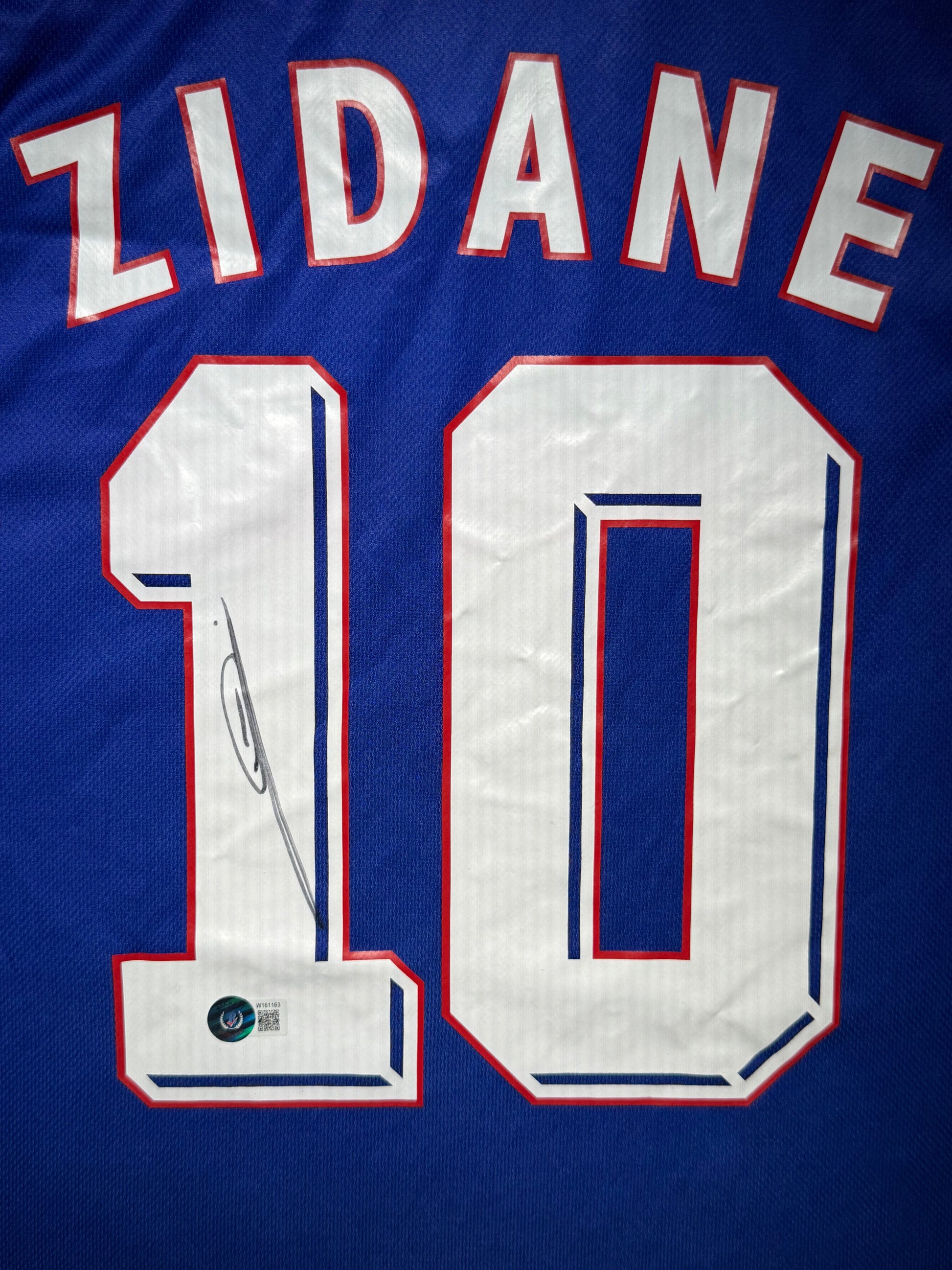 Maillot Domicile Equipe de France Edition Coupe du Monde 1998 signe par Zinedine Zidane et certifie par Beckett authentic-signatures
