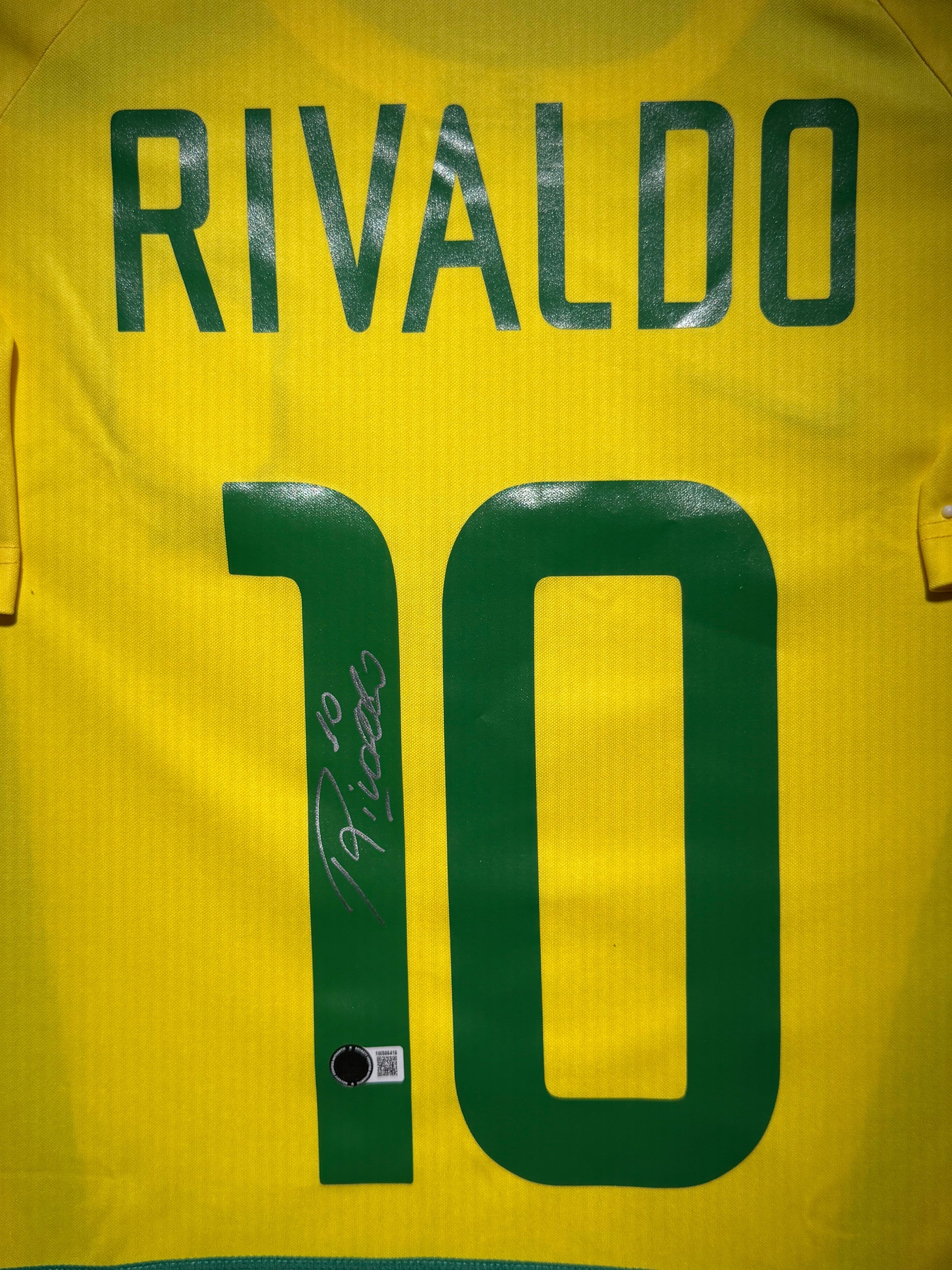 Maillot Domicile Equipe du Bresil Edition Coupe du Monde 2002 signe par Rivaldo Ferreira et certifie par Beckett authentic-signatures