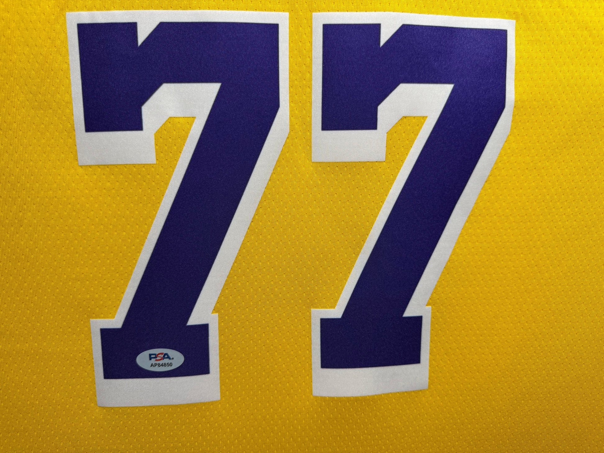 Maillot Authentique Domicile Los Angeles Lakers signe par Luka Doncic certifie par PSA authentic-signatures
